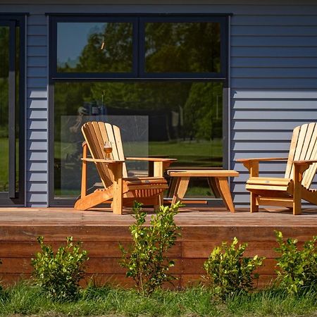 เปปเปอร์ ปาเรวา มาร์ตินโบโรห์ Aparthotel มาร์ตินเบรอ ภายนอก รูปภาพ A deck with A-frame chairs