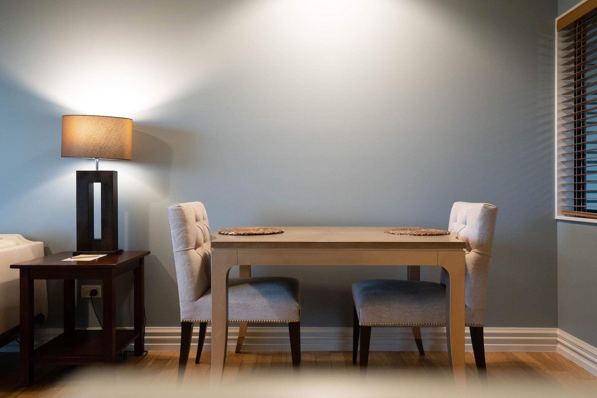 เปปเปอร์ ปาเรวา มาร์ตินโบโรห์ Aparthotel มาร์ตินเบรอ ภายนอก รูปภาพ A dining room table