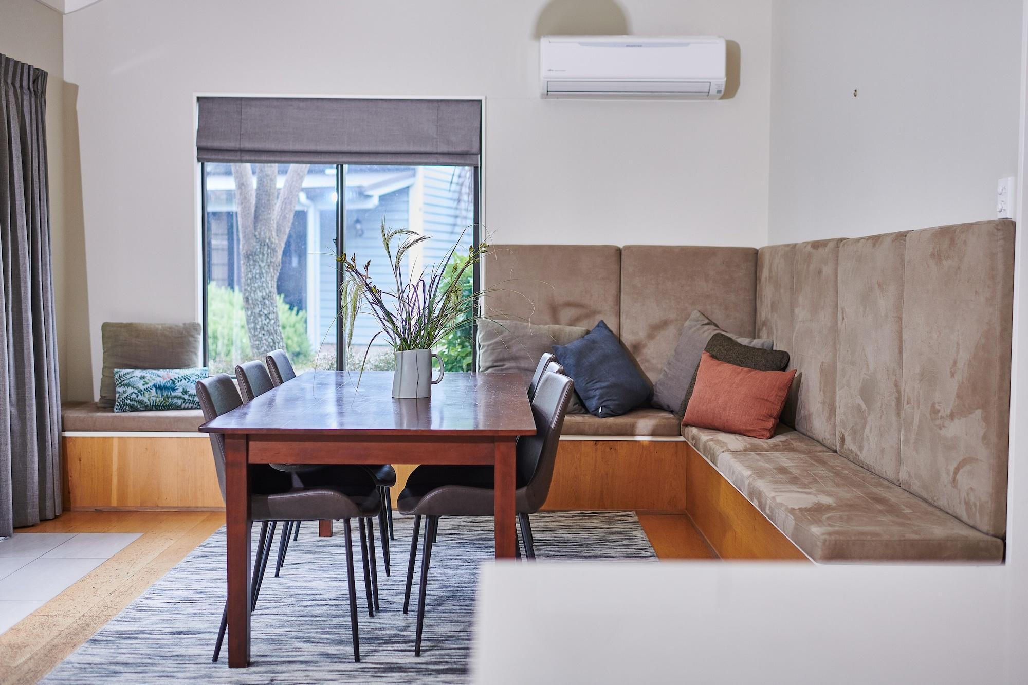 เปปเปอร์ ปาเรวา มาร์ตินโบโรห์ Aparthotel มาร์ตินเบรอ ภายนอก รูปภาพ A dining room with a built-in bench seat