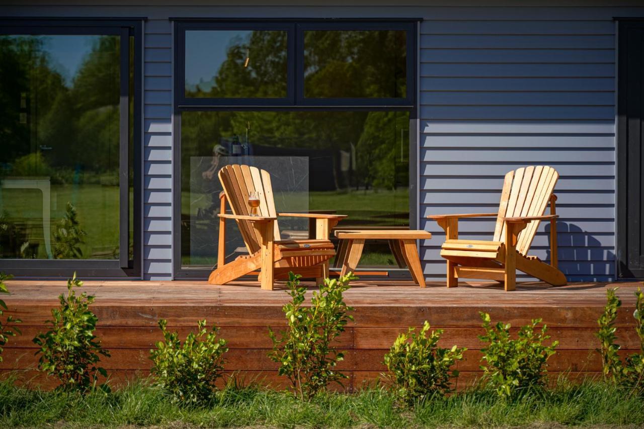 เปปเปอร์ ปาเรวา มาร์ตินโบโรห์ Aparthotel มาร์ตินเบรอ ภายนอก รูปภาพ A deck with A-frame chairs