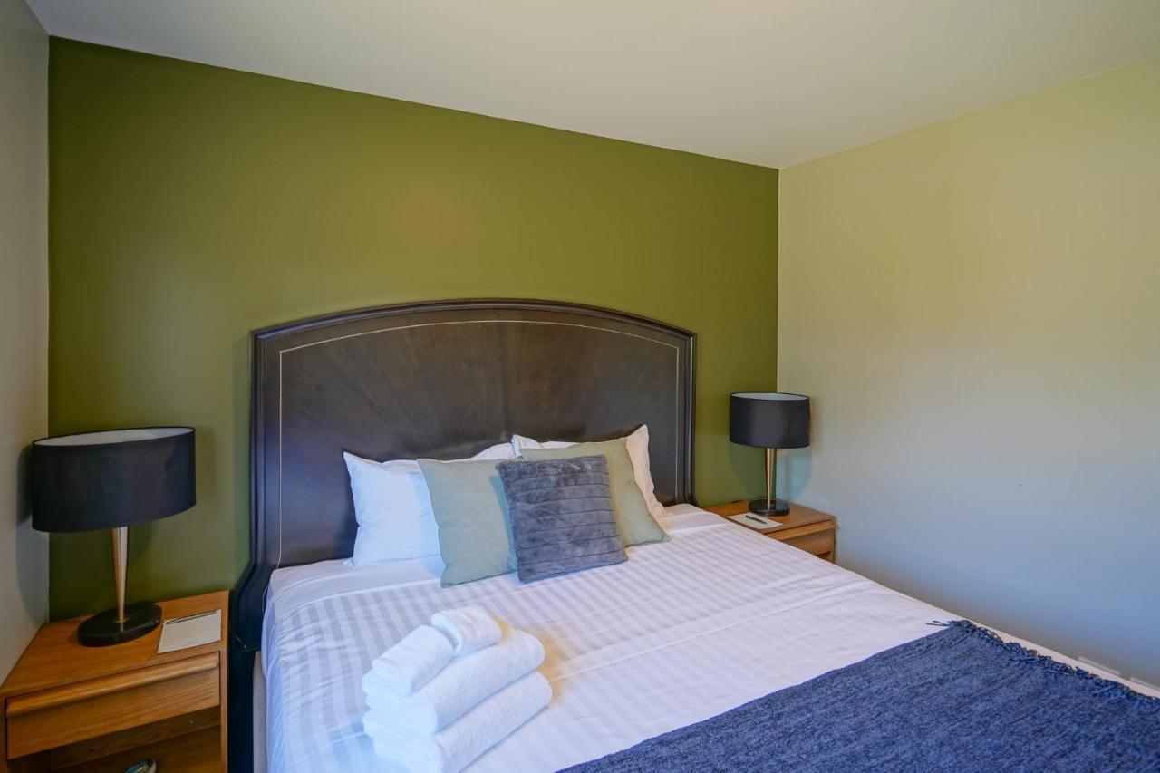 เปปเปอร์ ปาเรวา มาร์ตินโบโรห์ Aparthotel มาร์ตินเบรอ ภายนอก รูปภาพ A bedroom at the Best Western Premier Executive Residency Royal Palm Beach