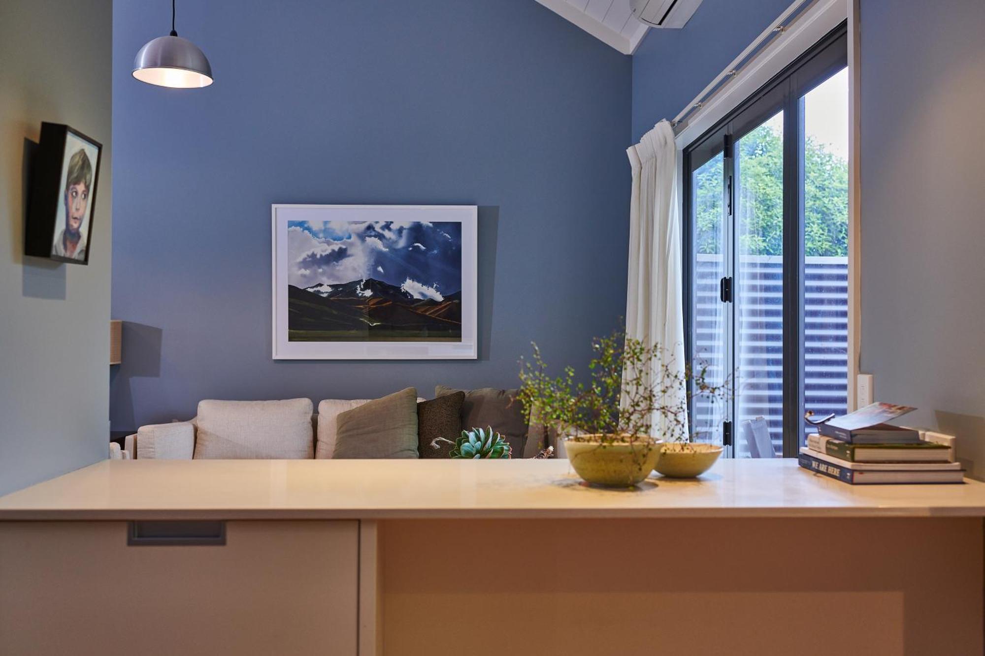 เปปเปอร์ ปาเรวา มาร์ตินโบโรห์ Aparthotel มาร์ตินเบรอ ห้อง รูปภาพ A living room with a blue wall